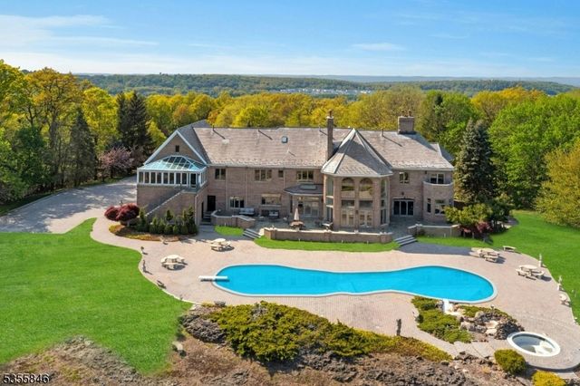 24 Club Way, Cedar Grove Twp., NJ 07009