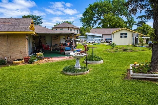 206 Riverside Street, Highlands, TX 77562