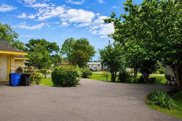 206 Riverside Street, Highlands, TX 77562