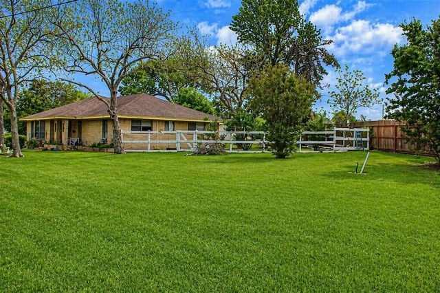206 Riverside Street, Highlands, TX 77562