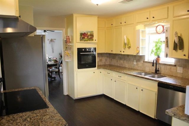 206 Riverside Street, Highlands, TX 77562