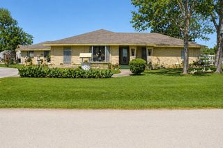 206 Riverside Street, Highlands, TX 77562