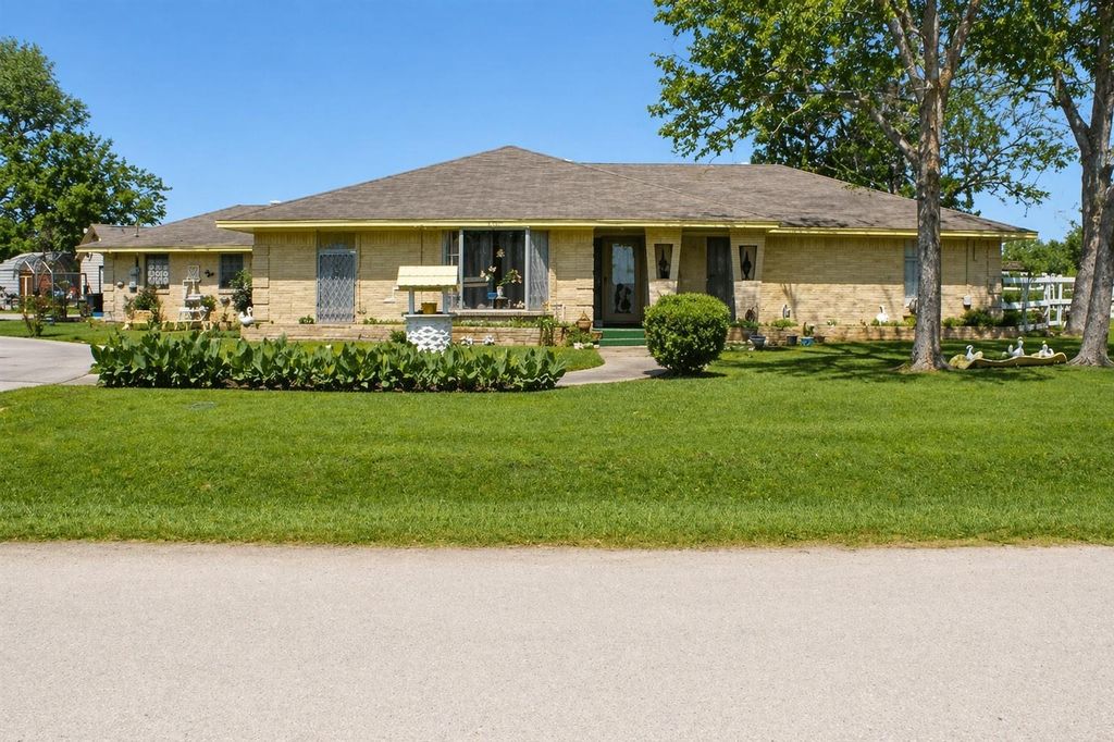 206 Riverside Street, Highlands, TX 77562