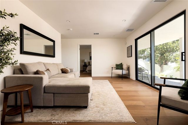 6334 Bryn Mawr, Los Angeles, CA 90068