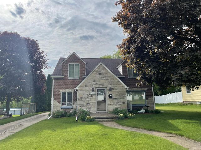 1713 Taylor LANE, West Bend, WI 53090