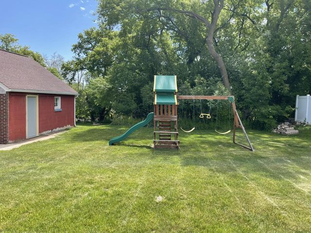 1713 Taylor LANE, West Bend, WI 53090