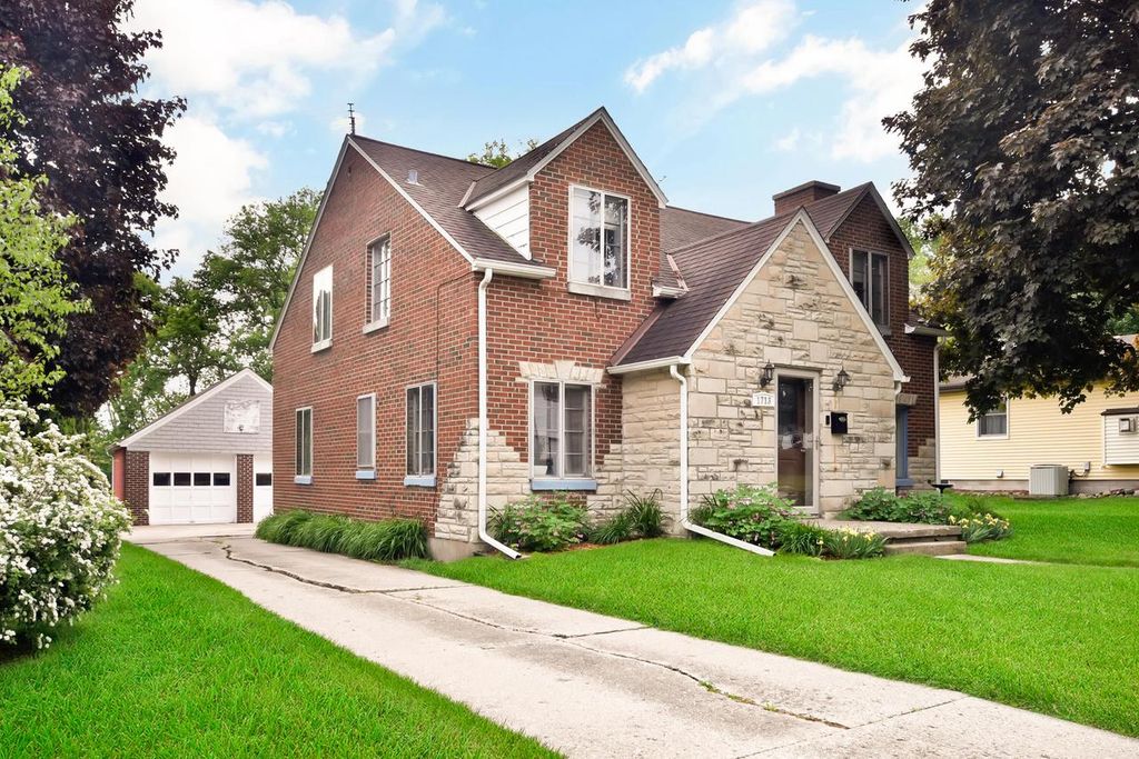 1713 Taylor LANE, West Bend, WI 53090