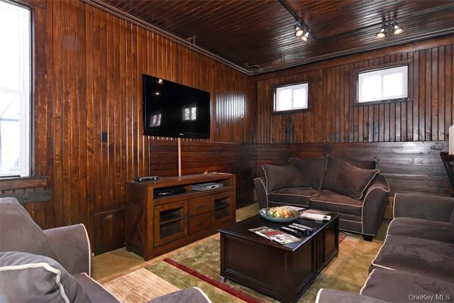 352 Carroll Close, Tarrytown, NY 10591