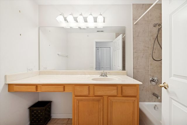 714 W 63rd Street 303, Westmont, IL 60559