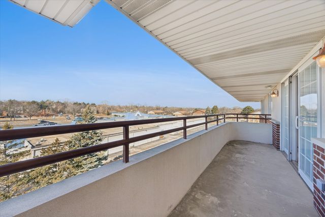 714 W 63rd Street 303, Westmont, IL 60559