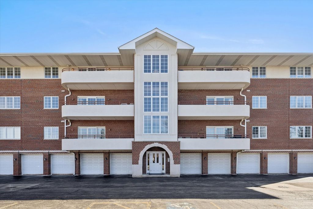 714 W 63rd Street 303, Westmont, IL 60559