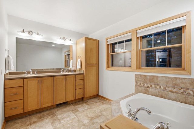 17 Glen Arbor Way, Fitchburg, WI 53711