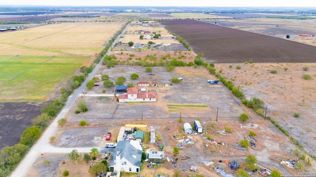 503 Private Road 5764, Lacoste, TX 78039