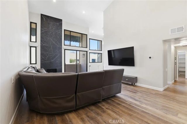 5310 Zelzah Avenue 302, Encino, CA 91316