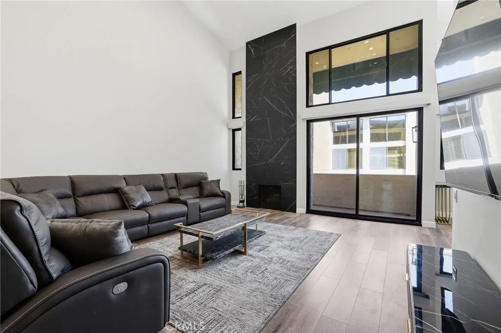5310 Zelzah Avenue 302, Encino, CA 91316