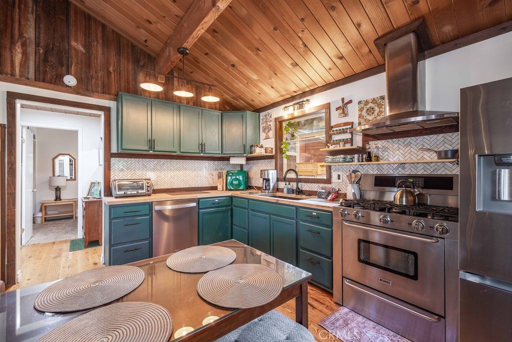 Image 10 of property listing at 212 Moreno, Sugarloaf, CA 92386