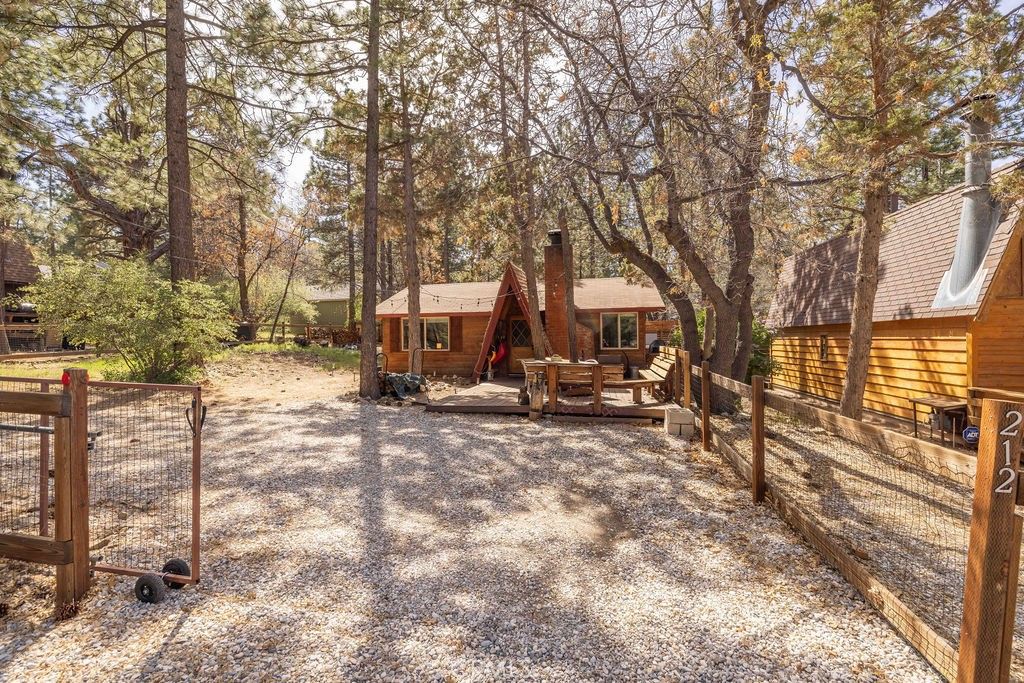 Image 3 of property listing at 212 Moreno, Sugarloaf, CA 92386