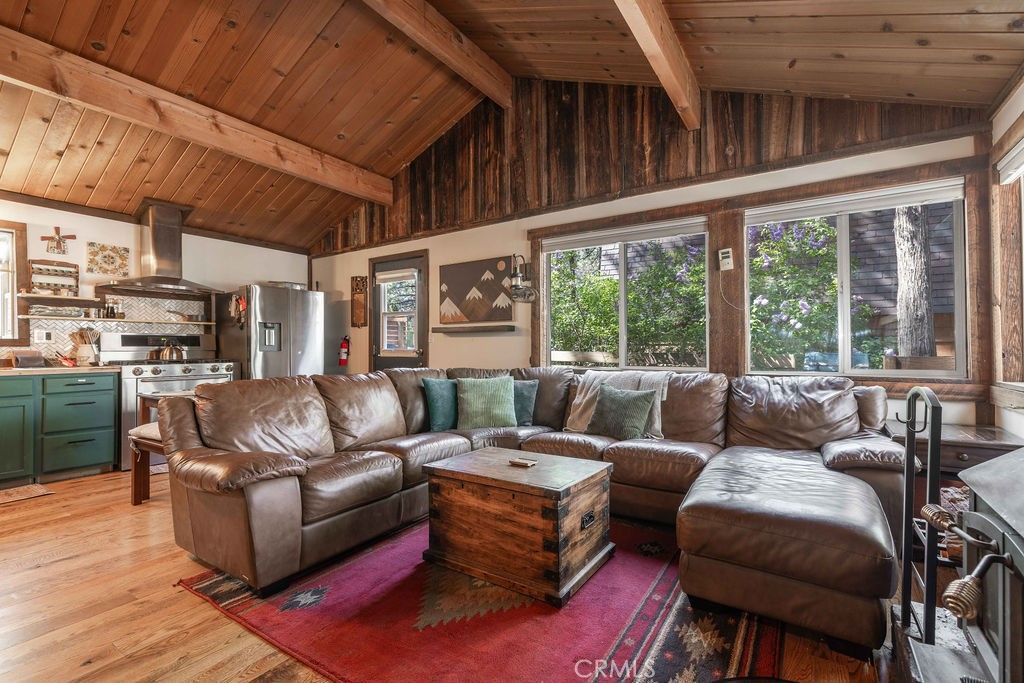 Image 5 of property listing at 212 Moreno, Sugarloaf, CA 92386