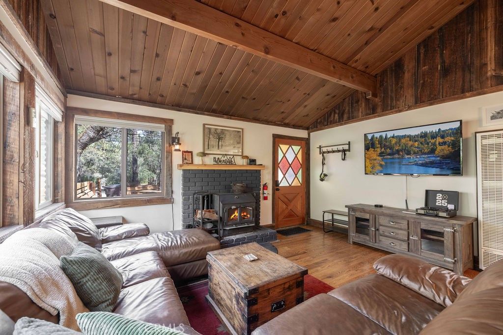 Image 6 of property listing at 212 Moreno, Sugarloaf, CA 92386