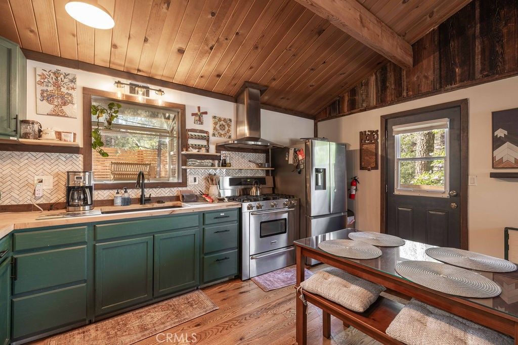 Image 8 of property listing at 212 Moreno, Sugarloaf, CA 92386