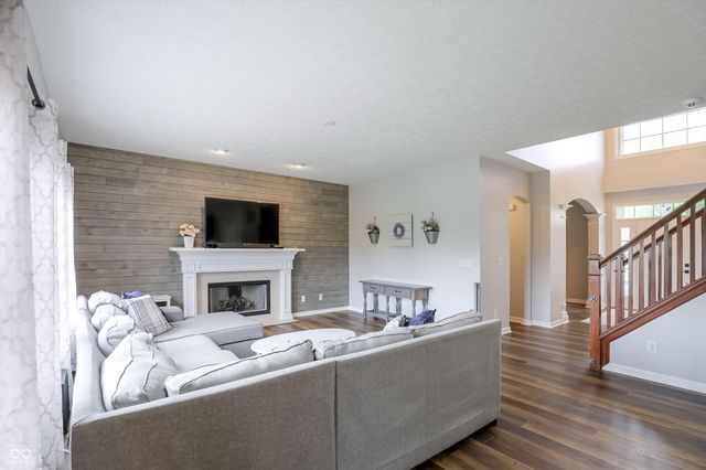 4207 Honeysuckle Lane, Zionsville, IN 46077