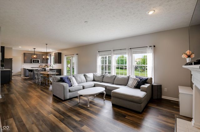 4207 Honeysuckle Lane, Zionsville, IN 46077
