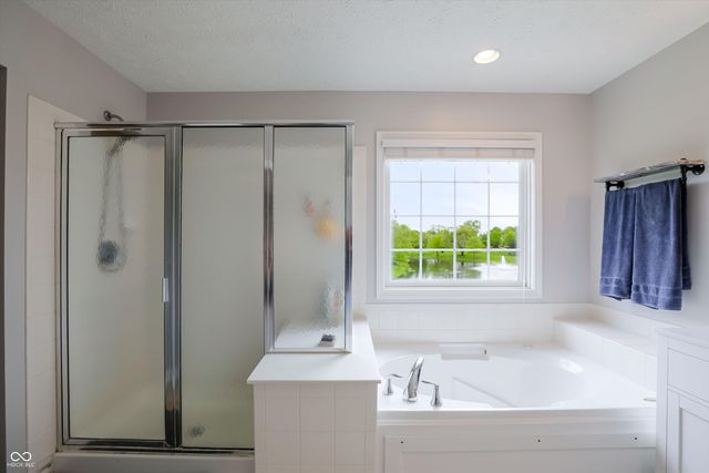 4207 Honeysuckle Lane, Zionsville, IN 46077