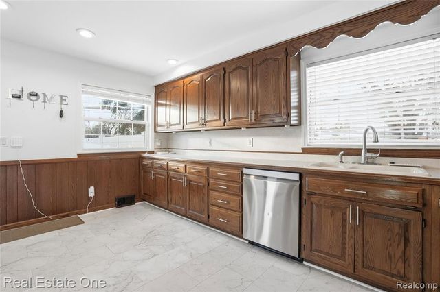 6341 N Charlesworth Street, Dearborn Heights, MI 48127