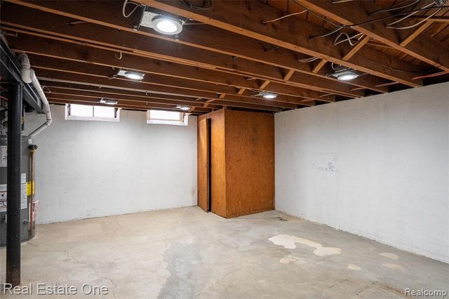 6341 N Charlesworth Street, Dearborn Heights, MI 48127