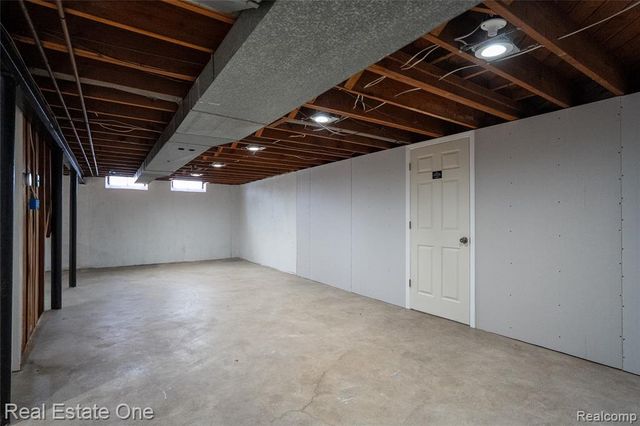 6341 N Charlesworth Street, Dearborn Heights, MI 48127