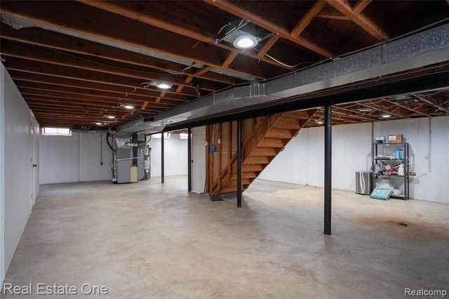 6341 N Charlesworth Street, Dearborn Heights, MI 48127