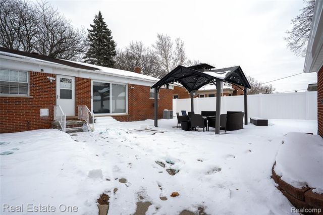 6341 N Charlesworth Street, Dearborn Heights, MI 48127