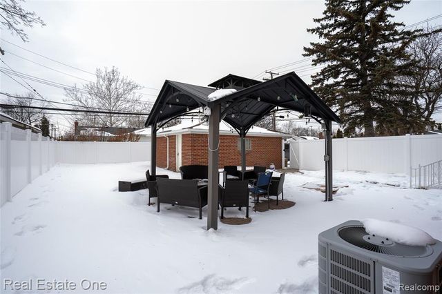 6341 N Charlesworth Street, Dearborn Heights, MI 48127