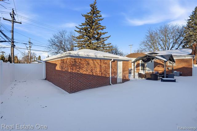 6341 N Charlesworth Street, Dearborn Heights, MI 48127