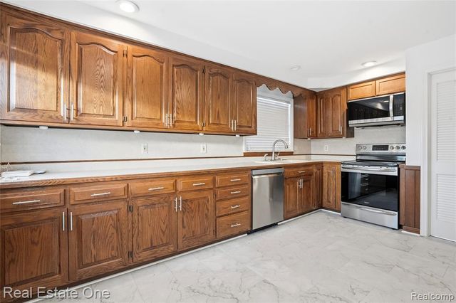 6341 N Charlesworth Street, Dearborn Heights, MI 48127