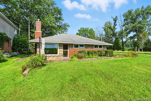 8814 Pellett Dr, Webster Township, MI 48189