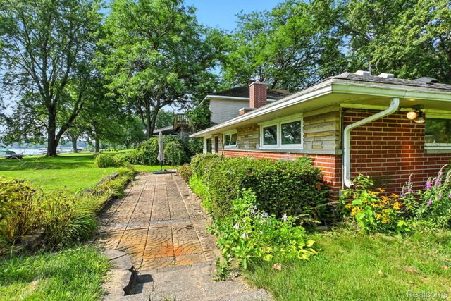 8814 Pellett Dr, Webster Township, MI 48189