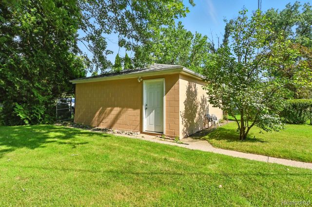 8814 Pellett Dr, Webster Township, MI 48189