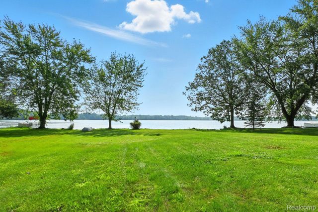 8814 Pellett Dr, Webster Township, MI 48189