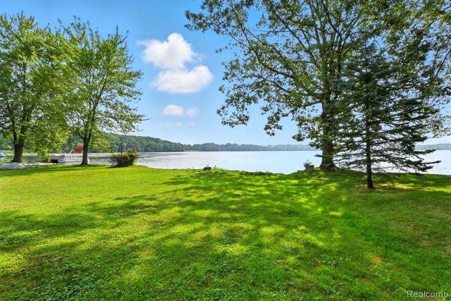 8814 Pellett Dr, Webster Township, MI 48189