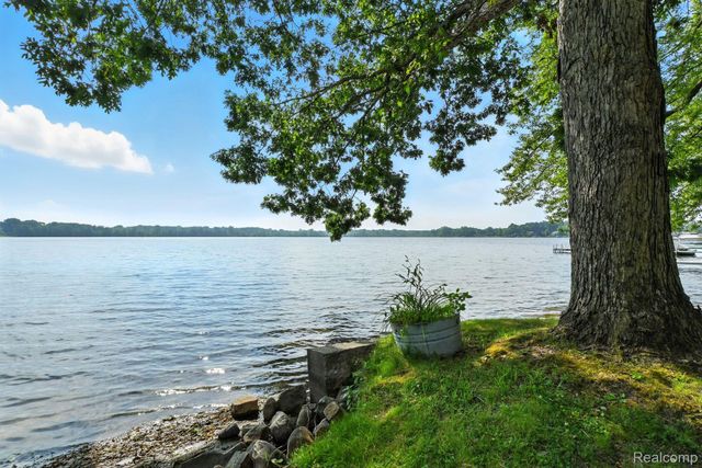 8814 Pellett Dr, Webster Township, MI 48189