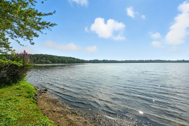 8814 Pellett Dr, Webster Township, MI 48189