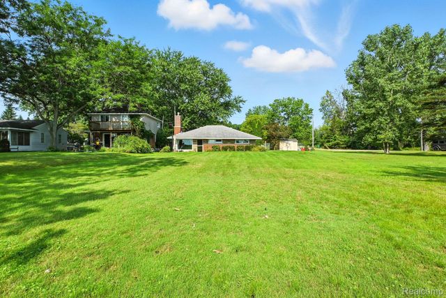 8814 Pellett Dr, Webster Township, MI 48189