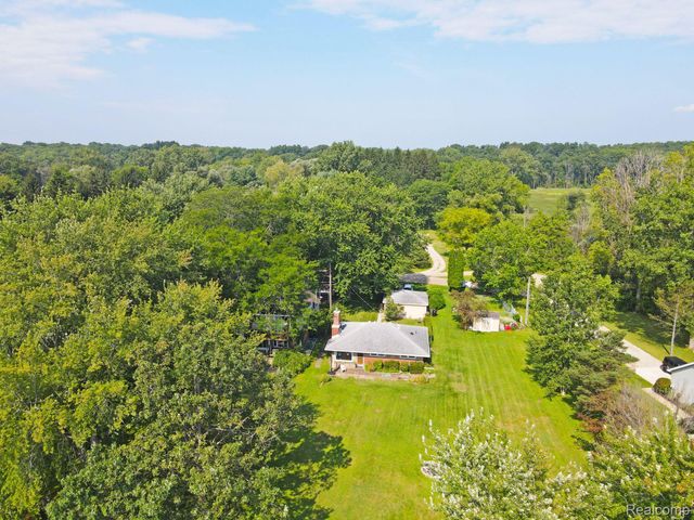 8814 Pellett Dr, Webster Township, MI 48189