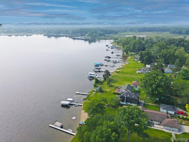 8814 Pellett Dr, Webster Township, MI 48189