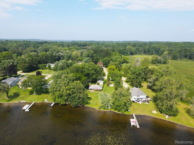 8814 Pellett Dr, Webster Township, MI 48189