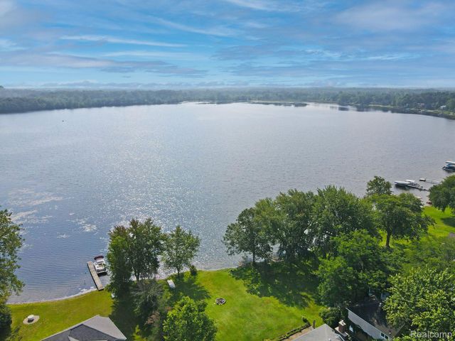 8814 Pellett Dr, Webster Township, MI 48189