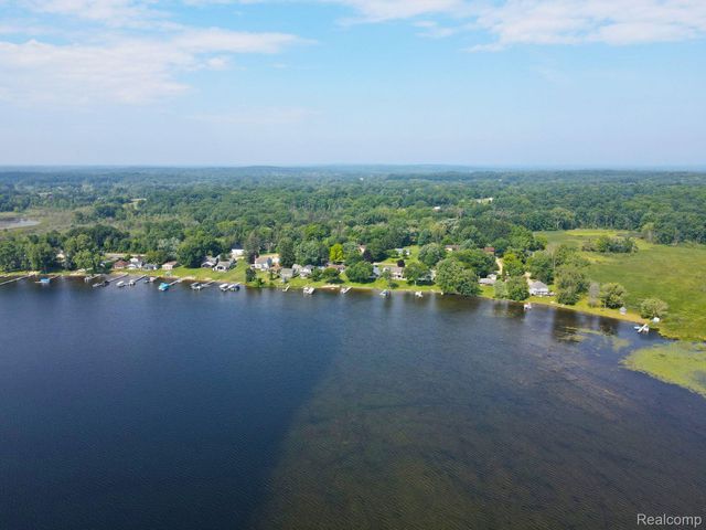 8814 Pellett Dr, Webster Township, MI 48189