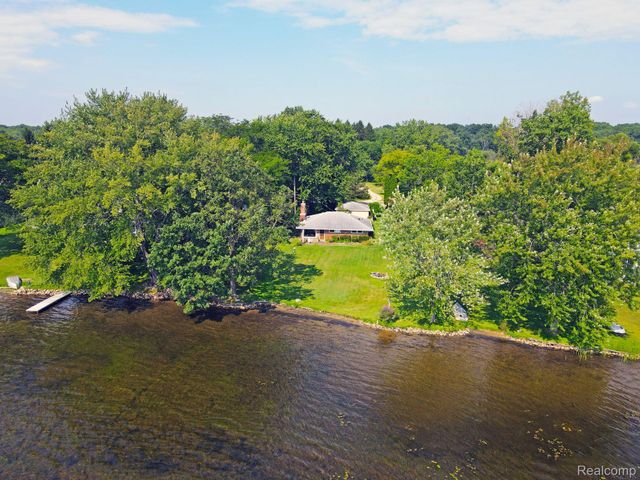 8814 Pellett Dr, Webster Township, MI 48189