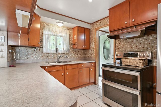 8814 Pellett Dr, Webster Township, MI 48189